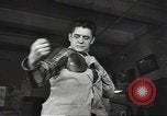 Standbild Gauntlet body Armor United States USA, 1941, aus Sekunde 59 historischem Filmmaterial Videoclip 65675074669