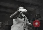 Standbild Gauntlet body Armor United States USA, 1941, aus Sekunde 61 historischem Filmmaterial Videoclip 65675074669