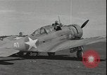Standbild SBD Dauntless dive Bomber Guadalcanal Salomonen, 1942, aus Sekunde 15 historischem Filmmaterial Videoclip 65675074708