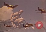 Standbild Piloten von VF-3 an Deck der USS Yorktown (CV-5) in der Schlacht von Midway Pazifik, 1942, aus Sekunde 6 historischem Filmmaterial Videoclip 65675074721