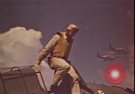 Standbild Piloten von VF-3 an Deck der USS Yorktown (CV-5) in der Schlacht von Midway Pazifik, 1942, aus Sekunde 7 historischem Filmmaterial Videoclip 65675074721