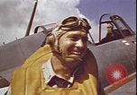 Standbild Piloten von VF-3 an Deck der USS Yorktown (CV-5) in der Schlacht von Midway Pazifik, 1942, aus Sekunde 13 historischem Filmmaterial Videoclip 65675074721