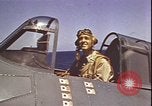 Standbild Piloten von VF-3 an Deck der USS Yorktown (CV-5) in der Schlacht von Midway Pazifik, 1942, aus Sekunde 14 historischem Filmmaterial Videoclip 65675074721