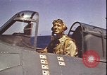 Standbild Piloten von VF-3 an Deck der USS Yorktown (CV-5) in der Schlacht von Midway Pazifik, 1942, aus Sekunde 15 historischem Filmmaterial Videoclip 65675074721