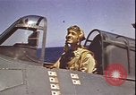 Standbild Piloten von VF-3 an Deck der USS Yorktown (CV-5) in der Schlacht von Midway Pazifik, 1942, aus Sekunde 16 historischem Filmmaterial Videoclip 65675074721