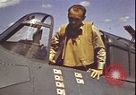 Standbild Piloten von VF-3 an Deck der USS Yorktown (CV-5) in der Schlacht von Midway Pazifik, 1942, aus Sekunde 24 historischem Filmmaterial Videoclip 65675074721