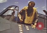 Standbild Piloten von VF-3 an Deck der USS Yorktown (CV-5) in der Schlacht von Midway Pazifik, 1942, aus Sekunde 25 historischem Filmmaterial Videoclip 65675074721