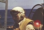 Standbild Piloten von VF-3 an Deck der USS Yorktown (CV-5) in der Schlacht von Midway Pazifik, 1942, aus Sekunde 26 historischem Filmmaterial Videoclip 65675074721