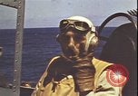 Standbild Piloten von VF-3 an Deck der USS Yorktown (CV-5) in der Schlacht von Midway Pazifik, 1942, aus Sekunde 28 historischem Filmmaterial Videoclip 65675074721