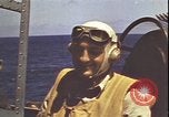 Standbild Piloten von VF-3 an Deck der USS Yorktown (CV-5) in der Schlacht von Midway Pazifik, 1942, aus Sekunde 29 historischem Filmmaterial Videoclip 65675074721