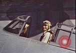 Standbild Piloten von VF-3 an Deck der USS Yorktown (CV-5) in der Schlacht von Midway Pazifik, 1942, aus Sekunde 43 historischem Filmmaterial Videoclip 65675074721