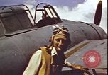 Standbild Piloten von VF-3 an Deck der USS Yorktown (CV-5) in der Schlacht von Midway Pazifik, 1942, aus Sekunde 46 historischem Filmmaterial Videoclip 65675074721