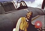 Standbild Piloten von VF-3 an Deck der USS Yorktown (CV-5) in der Schlacht von Midway Pazifik, 1942, aus Sekunde 47 historischem Filmmaterial Videoclip 65675074721