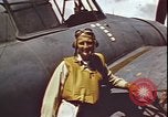 Standbild Piloten von VF-3 an Deck der USS Yorktown (CV-5) in der Schlacht von Midway Pazifik, 1942, aus Sekunde 48 historischem Filmmaterial Videoclip 65675074721
