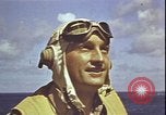 Standbild Piloten von VF-3 an Deck der USS Yorktown (CV-5) in der Schlacht von Midway Pazifik, 1942, aus Sekunde 56 historischem Filmmaterial Videoclip 65675074721