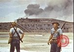 Immagine di Piloti statunitensi di essere soccorsi in mare da parte di velivoli costruttiva PBY Isola di Midway, 1942, secondo 12 filmato di repertorio 65675074722