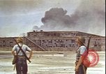Immagine di Piloti statunitensi di essere soccorsi in mare da parte di velivoli costruttiva PBY Isola di Midway, 1942, secondo 14 filmato di repertorio 65675074722
