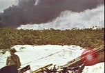 Immagine di Piloti statunitensi di essere soccorsi in mare da parte di velivoli costruttiva PBY Isola di Midway, 1942, secondo 25 filmato di repertorio 65675074722
