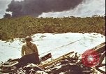 Immagine di Piloti statunitensi di essere soccorsi in mare da parte di velivoli costruttiva PBY Isola di Midway, 1942, secondo 26 filmato di repertorio 65675074722
