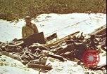 Immagine di Piloti statunitensi di essere soccorsi in mare da parte di velivoli costruttiva PBY Isola di Midway, 1942, secondo 27 filmato di repertorio 65675074722