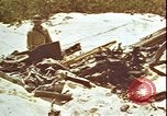 Immagine di Piloti statunitensi di essere soccorsi in mare da parte di velivoli costruttiva PBY Isola di Midway, 1942, secondo 28 filmato di repertorio 65675074722