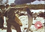 Immagine di Piloti statunitensi di essere soccorsi in mare da parte di velivoli costruttiva PBY Isola di Midway, 1942, secondo 36 filmato di repertorio 65675074722
