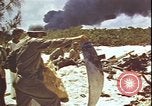 Immagine di Piloti statunitensi di essere soccorsi in mare da parte di velivoli costruttiva PBY Isola di Midway, 1942, secondo 38 filmato di repertorio 65675074722