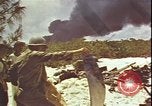 Immagine di Piloti statunitensi di essere soccorsi in mare da parte di velivoli costruttiva PBY Isola di Midway, 1942, secondo 40 filmato di repertorio 65675074722