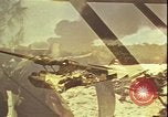 Immagine di Piloti statunitensi di essere soccorsi in mare da parte di velivoli costruttiva PBY Isola di Midway, 1942, secondo 41 filmato di repertorio 65675074722