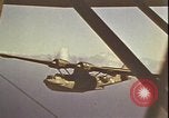 Immagine di Piloti statunitensi di essere soccorsi in mare da parte di velivoli costruttiva PBY Isola di Midway, 1942, secondo 43 filmato di repertorio 65675074722