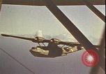 Immagine di Piloti statunitensi di essere soccorsi in mare da parte di velivoli costruttiva PBY Isola di Midway, 1942, secondo 44 filmato di repertorio 65675074722