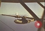 Immagine di Piloti statunitensi di essere soccorsi in mare da parte di velivoli costruttiva PBY Isola di Midway, 1942, secondo 45 filmato di repertorio 65675074722