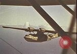 Immagine di Piloti statunitensi di essere soccorsi in mare da parte di velivoli costruttiva PBY Isola di Midway, 1942, secondo 46 filmato di repertorio 65675074722