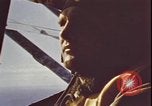 Immagine di Piloti statunitensi di essere soccorsi in mare da parte di velivoli costruttiva PBY Isola di Midway, 1942, secondo 51 filmato di repertorio 65675074722