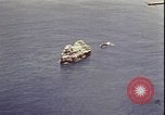 Immagine di Piloti statunitensi di essere soccorsi in mare da parte di velivoli costruttiva PBY Isola di Midway, 1942, secondo 52 filmato di repertorio 65675074722