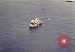 Immagine di Piloti statunitensi di essere soccorsi in mare da parte di velivoli costruttiva PBY Isola di Midway, 1942, secondo 53 filmato di repertorio 65675074722