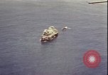 Immagine di Piloti statunitensi di essere soccorsi in mare da parte di velivoli costruttiva PBY Isola di Midway, 1942, secondo 54 filmato di repertorio 65675074722