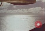 Immagine di Piloti statunitensi di essere soccorsi in mare da parte di velivoli costruttiva PBY Isola di Midway, 1942, secondo 57 filmato di repertorio 65675074722