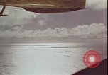 Immagine di Piloti statunitensi di essere soccorsi in mare da parte di velivoli costruttiva PBY Isola di Midway, 1942, secondo 58 filmato di repertorio 65675074722