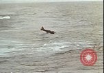Immagine di Piloti statunitensi di essere soccorsi in mare da parte di velivoli costruttiva PBY Isola di Midway, 1942, secondo 60 filmato di repertorio 65675074722