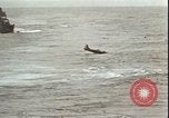 Immagine di Piloti statunitensi di essere soccorsi in mare da parte di velivoli costruttiva PBY Isola di Midway, 1942, secondo 61 filmato di repertorio 65675074722