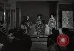Standbild kimono fashion parade Japan, 1939, aus Sekunde 33 historischem Filmmaterial Videoclip 65675074745