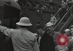 Standbild Überlebenden der USS Yorktown Oahu Hawaii USA, 1942, aus Sekunde 4 historischem Filmmaterial Videoclip 65675074760