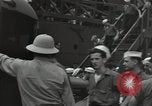 Standbild Überlebenden der USS Yorktown Oahu Hawaii USA, 1942, aus Sekunde 6 historischem Filmmaterial Videoclip 65675074760