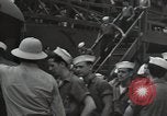 Standbild Überlebenden der USS Yorktown Oahu Hawaii USA, 1942, aus Sekunde 7 historischem Filmmaterial Videoclip 65675074760