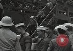 Standbild Überlebenden der USS Yorktown Oahu Hawaii USA, 1942, aus Sekunde 8 historischem Filmmaterial Videoclip 65675074760
