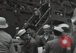 Standbild Überlebenden der USS Yorktown Oahu Hawaii USA, 1942, aus Sekunde 9 historischem Filmmaterial Videoclip 65675074760
