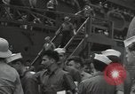 Standbild Überlebenden der USS Yorktown Oahu Hawaii USA, 1942, aus Sekunde 10 historischem Filmmaterial Videoclip 65675074760