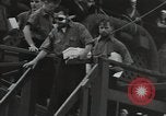 Standbild Überlebenden der USS Yorktown Oahu Hawaii USA, 1942, aus Sekunde 40 historischem Filmmaterial Videoclip 65675074760