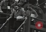 Standbild Überlebenden der USS Yorktown Oahu Hawaii USA, 1942, aus Sekunde 41 historischem Filmmaterial Videoclip 65675074760